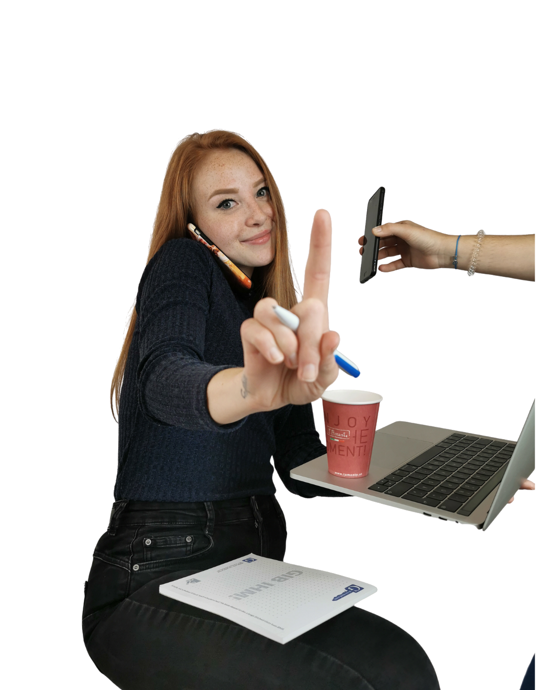 Aylin bei der Arbeit am Laptop