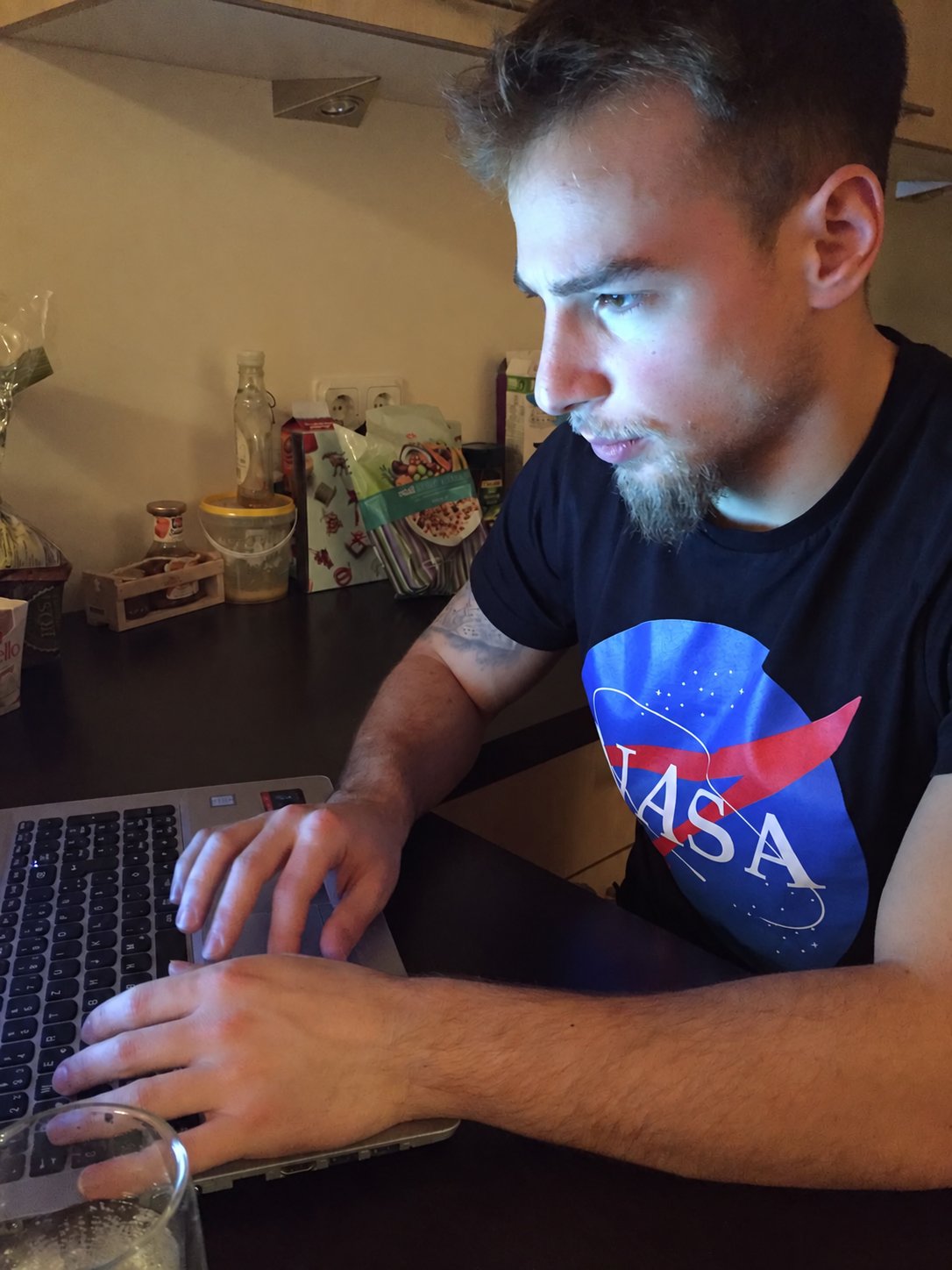 Deniz Tafrali am Laptop beim Bau der ersten get-to-med-Website