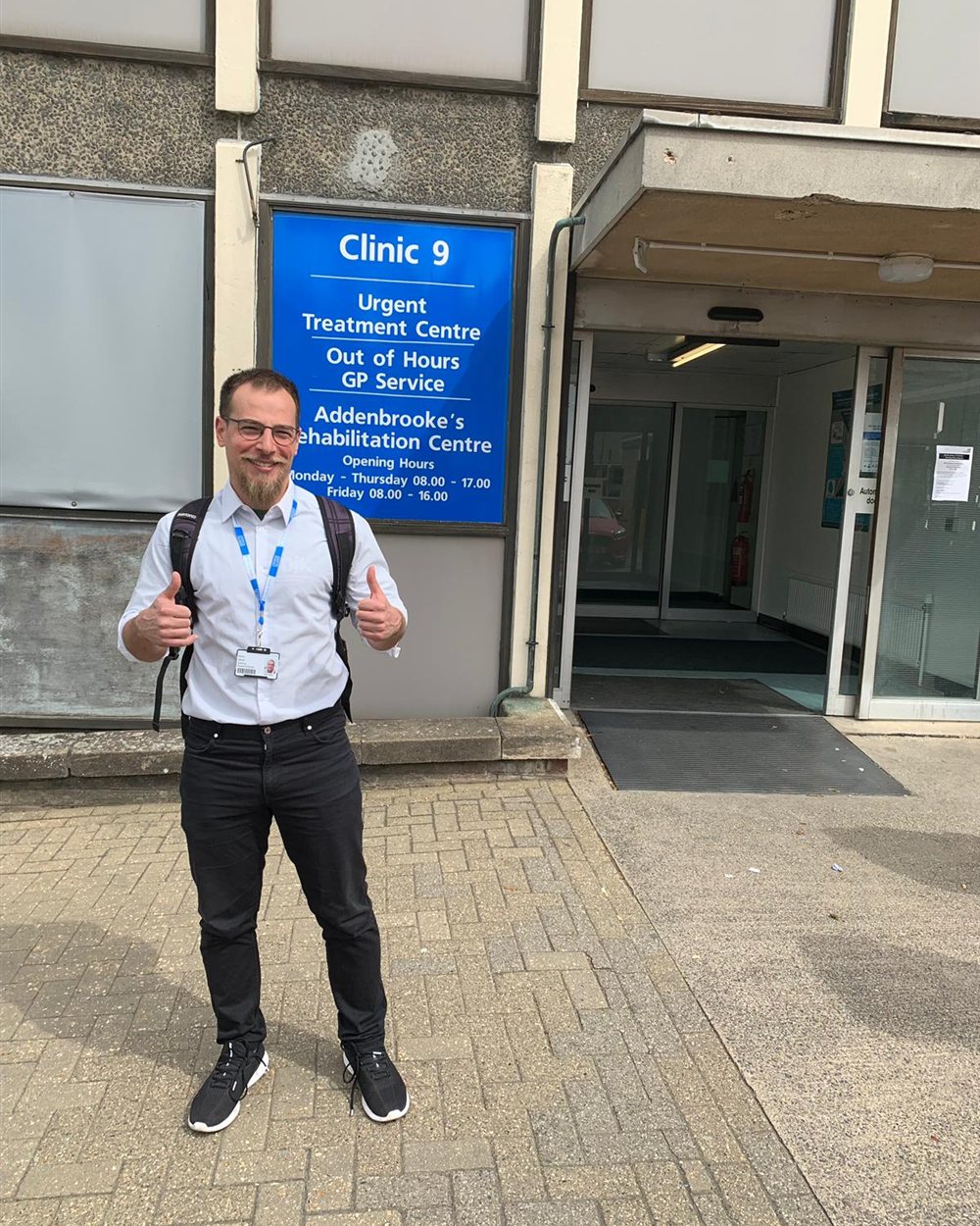 Deniz Tafrali im praktischen Jahr vor dem Addenbrooke’s Hospital in Cambridge