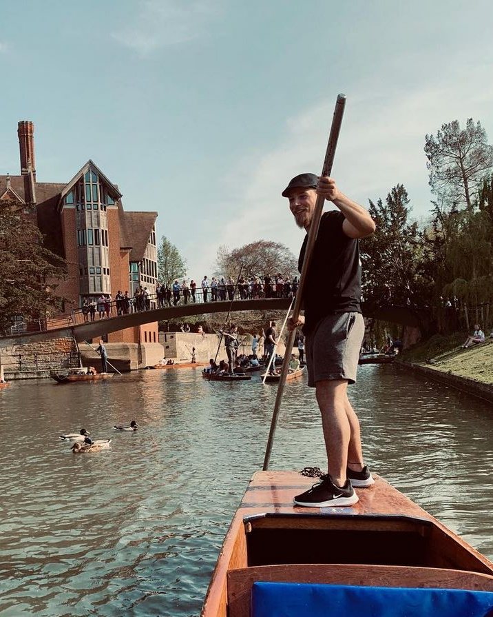 Deniz Tafrali beim Punting auf dem Cam in Cambridge