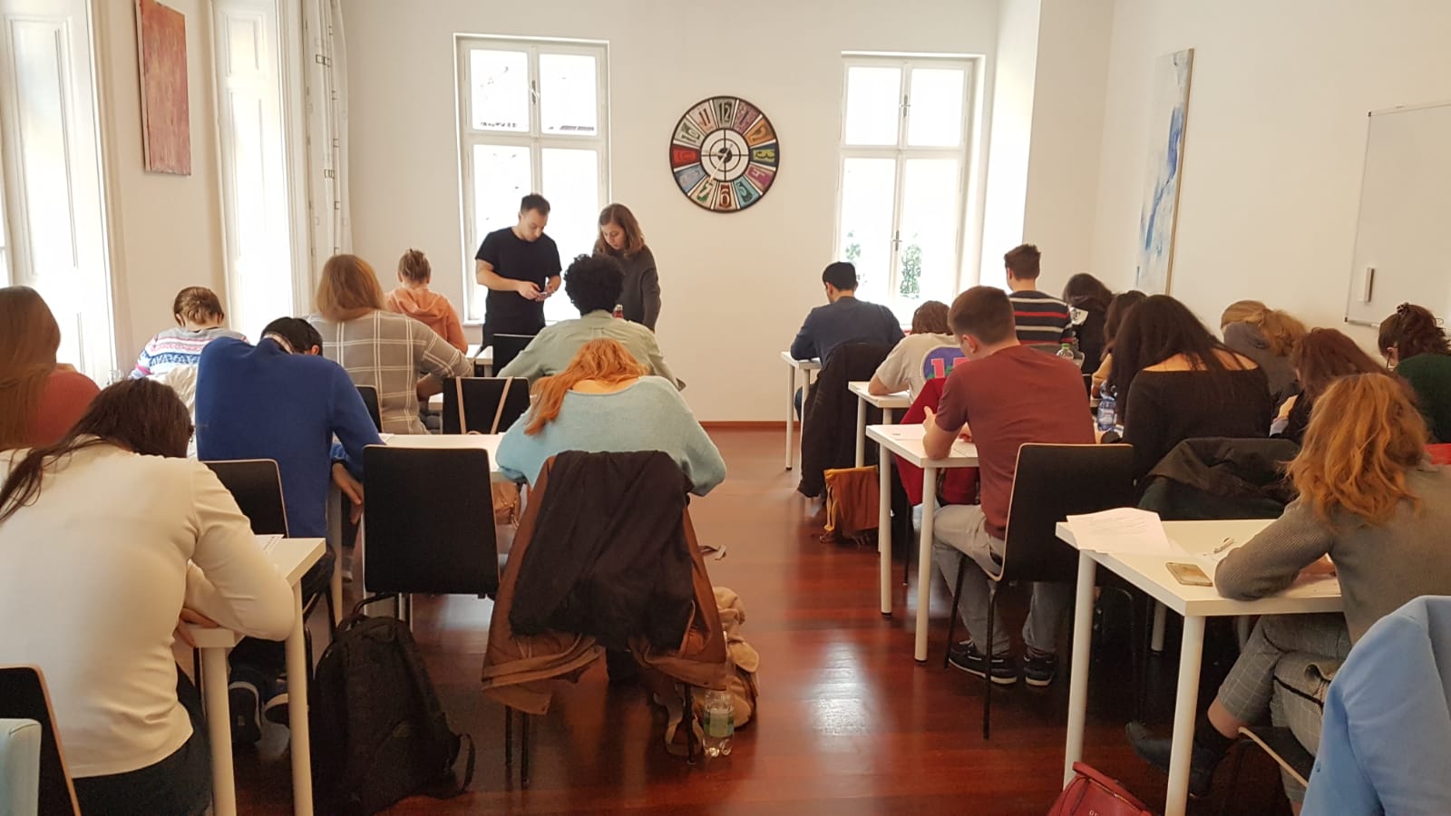 Deniz Tafrali unterrichtet in einem get-to-med-Kurs, Blick von hinten durch den vollen Kursraum