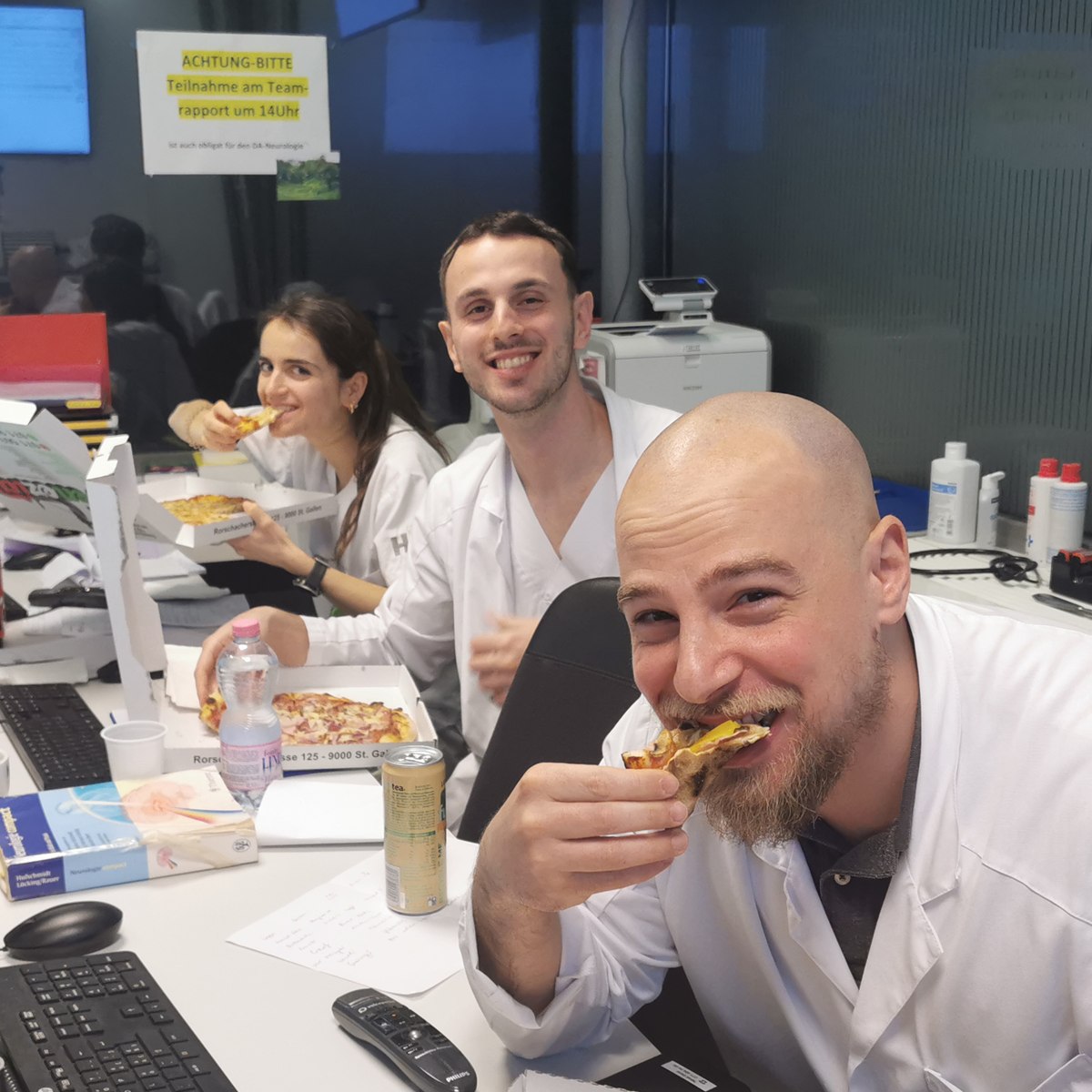Deniz Tafrali mit zwei Kollegen in der Pause im Stützpunkt der Neurologie in St. Gallen