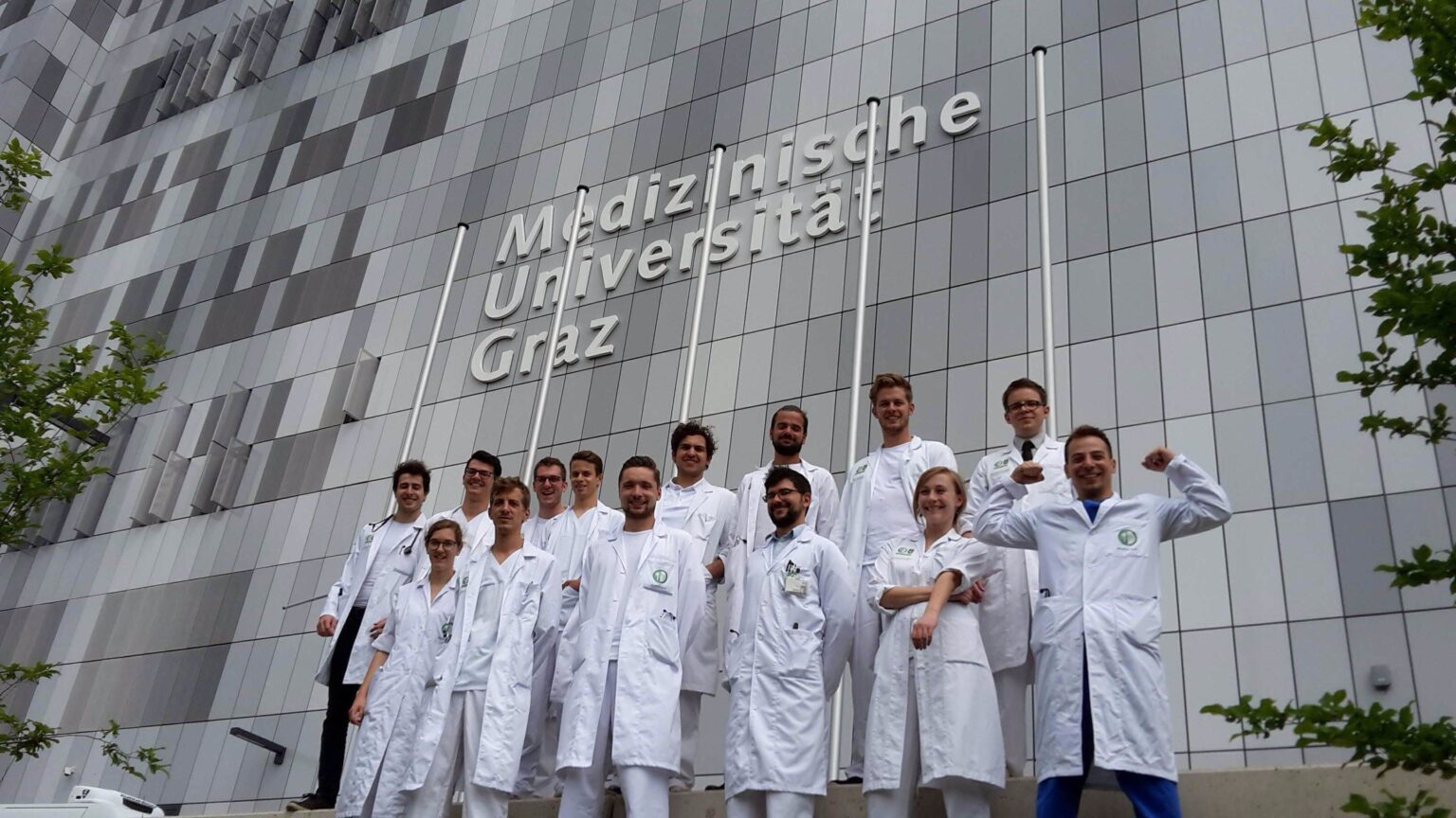 Deniz Tafrali mit seinem Jahrgang nach der OSCE-Prüfung vor der Medizinischen Universität Graz