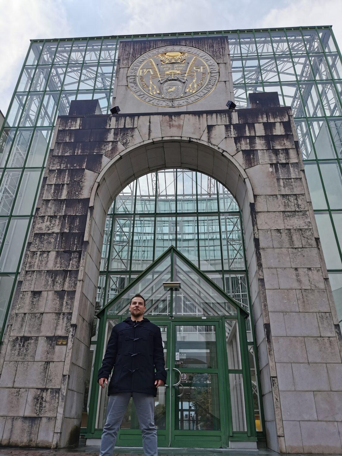 Deniz Tafrali vor dem Eingang der Naturwissenschaftlichen Fakultät der Universität Salzburg