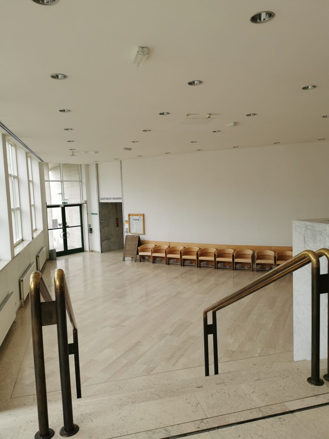 Vor dem Audimax der Naturwissenschaftlichen Fakultät der Universität Salzburg