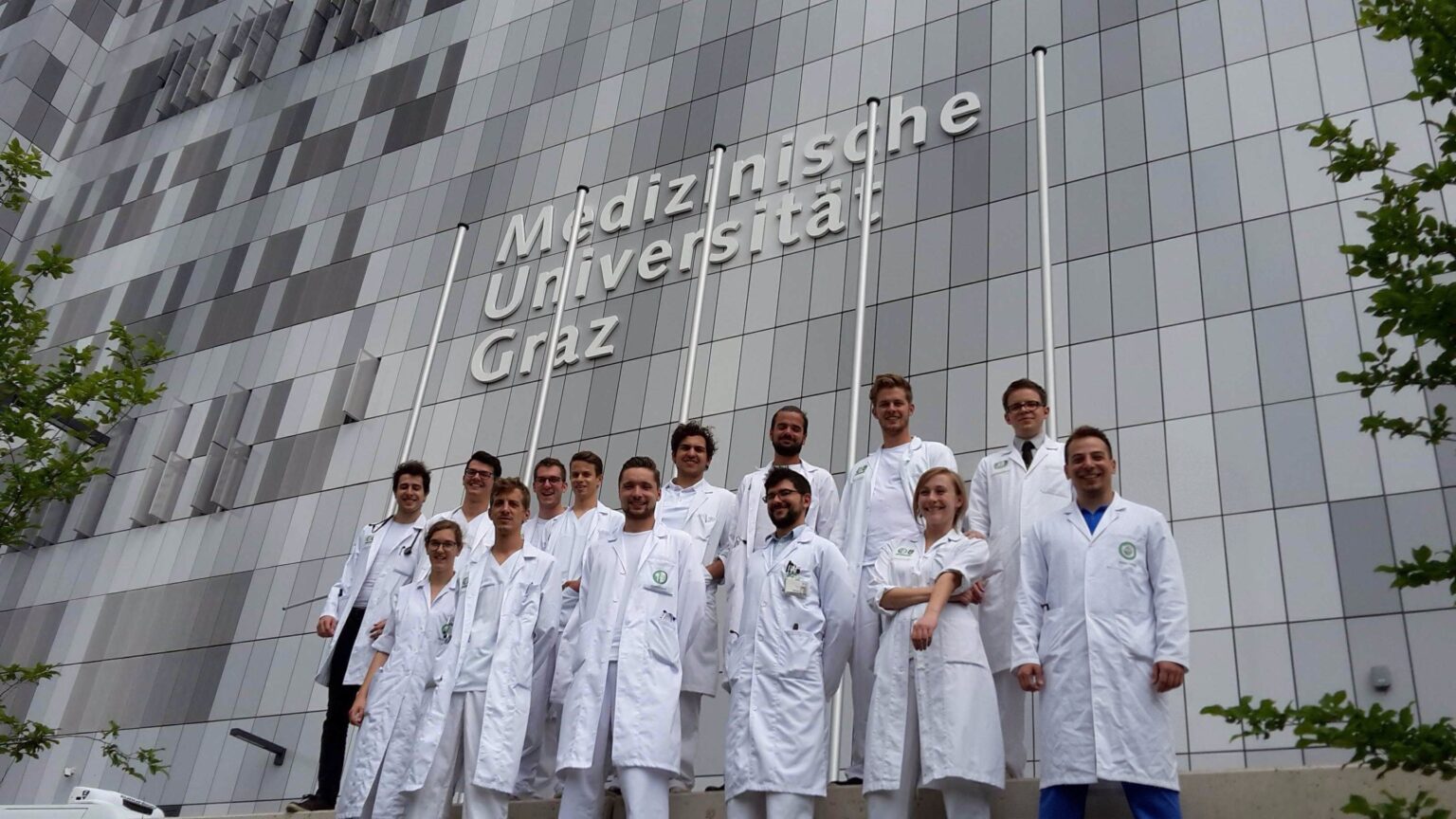 Deniz Tafrali mit seinem Jahrgang nach der OSCE-Prüfung vor der Medizinischen Universität Graz